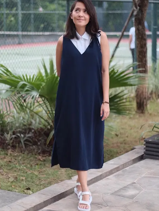 Perempuan berwajah manis ini memang selalu berhasil dalam urusan fashion. Kesederhanaan dalam gaya kasualnya patut ditiru oleh publik dalam berbusana sehari-hari. (Instagram/lalakarmela)