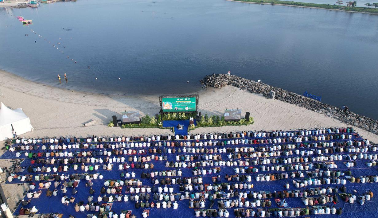 Umat Muslim saat melaksanakan Salat Idul Adha 1447 Hijriah di Pantai Lagoon, Ancol, Jakarta,  Rabu (27/5/2026). (merdeka.com/Arie Basuki)