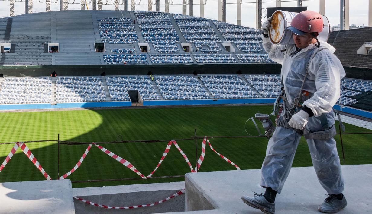 Pekerja saat menyelesaikan proyek pembangunan Stadion Nizhny Novgorod, Rusia, Selasa (19/9/2017). Stadion ini merupakan salah satu dari 12 stadion yang akan digunakan untuk perhelatan akbar Piala Dunia 2018 di Rusia. (AFP/Francois Xavier Marit)