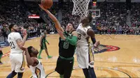 Forward Boston Celtics Jayson Tatum (tengah) dihalangi penggawa Cheick Diallo New Orleans Pelicans pada lanjutan NBA di Smoothie King Center, Minggu (18/3/2018) atau Senin (19/3/2018) WIB. (AP Photo/Gerald Herbert)