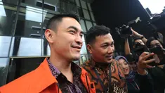 Gubernur Jambi nonaktif, Zumi Zola saat ditanya wartawan usai menjalani pemeriksaan di KPK, Jakarta, Jumat (25/5). Zumi diperiksa sebagai saksi untuk tersangka Arfan terkait gratifikasi proyek-proyek di Provinsi Jambi. (Liputan6.com/Herman Zakharia)