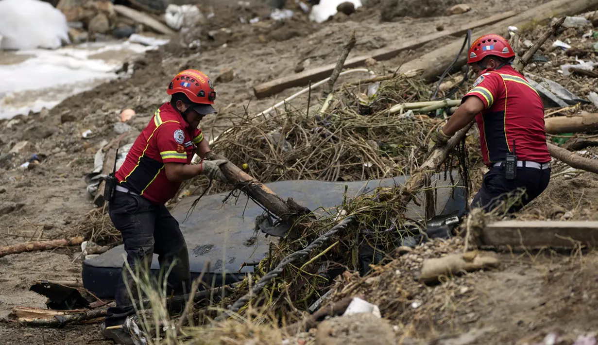 Hujan deras memicu tingginya air, mendorong aliran batu, tanah, dan sampah melewati pemukiman. (AP Photo/Moises Castillo)