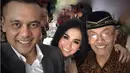 Hubungan keduanya nampaknya makin serius. Penyanyi Desember Kelabu itu mengunggah foto bersama dengan ayahnya, Trenggono. Foto Yuni Shara yang diapit Chiko dan ayahnya. (Instagram/yunishara36)