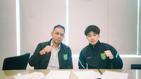 Taisei Marukawa (kanan) resmi menjadi pemain asing Persebaya setelah menandatangani kontrak berdurasi satu musim. (dok. Persebaya)