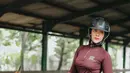 Saat latihan berkuda, Anya Geraldine tampil dengan zipper long sleeve top, long pants, serta peralatan berkuda lainnya. [Foto: Instagram].
