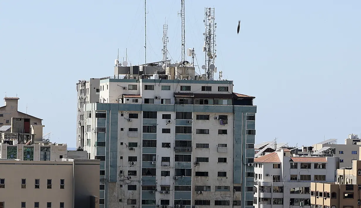 Sebuah bom menghantam gedung yang menampung berbagai media internasional, termasuk The Associated Press, setelah serangan udara Israel di Kota Gaza, Sabtu (15/5/2021). Gedung tersebut juga menampung Al Jazeera dan sejumlah kantor serta apartemen. (Mahmud Hams /Pool Photo via AP)