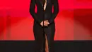 Gigi Hadid saat berbicara di atas panggung pada acara American Music Awards 2016 di Los Angeles, California, AS, (20/11). Mengenakan gaun seksi berwarna hitam Gigi Hadid tampil cantik. (REUTERS/Mario Anzuoni)