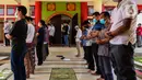 Umat muslim melaksanakan Sholat Jumat di Masjid Babah Alun Desari, Cilandak, Jakarta Selatan, Jumat (23/4/2021). Masjid yang dibangun oleh Muhammad Jusuf Hamka ini dibangun dengan arsitektur bergaya Oriental terlihat dari ukiran dan ornamen yang bergaya mandarin. (Liputan6.com/JohanTallo)