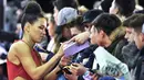 Penyerang cantik Frankfurt, Celia Sasic, menyapa fans saat berjalan di karpet merah ajang FIFA Ballon d'Or 2015 di Zurich, Swiss, Senin (11/1/2016). (AFP/Michael Buholzer) 