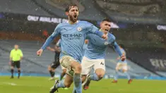 Gelandang Manchester City, Bernardo Silva, melakukan selebrasi usai mencetak gol ke gawang Aston Villa pada laga lanjutan Liga Inggris di Etihad Stadium, Kamis (21/1/2021) dini hari WIB. Manchester City menang 2-0 atas Aston Villa. (AFP/Martin Rickett/pool)