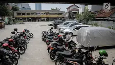 Suasana lokasi parkir motor dikawasan bekas Pasar Blora, Jakarta, Selasa (5/9). Menyambut larangan motor di Sudirman mendatang, Dishub kembali membuat kantong parkir, salah satunya di kawasan bekas pasar Blora. (Liputan6.com/Faizal Fanani)