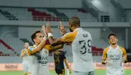 Alex Martins (kanan) merayakan golnya bersama Egy Maulana Vikri di laga PSIS Semarang vs Dewa United, Senin (03/2/2025). (c) Dok. Dewa United X