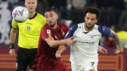 Laga yang bertajuk Derbi Ibu Kota Italia tersebut berjalan sengit sejak awal. Kedua tim tak leluasa mampu menembus pertahanan lawan dengan mudah. (AP/Gregorio Borgia)