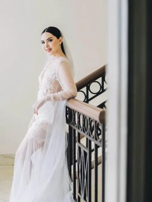 Sang MUA, @minarbeauty tampak memberikan complexion dewy finish yang memberi kesan kulit sehat. [@minarbeauty]