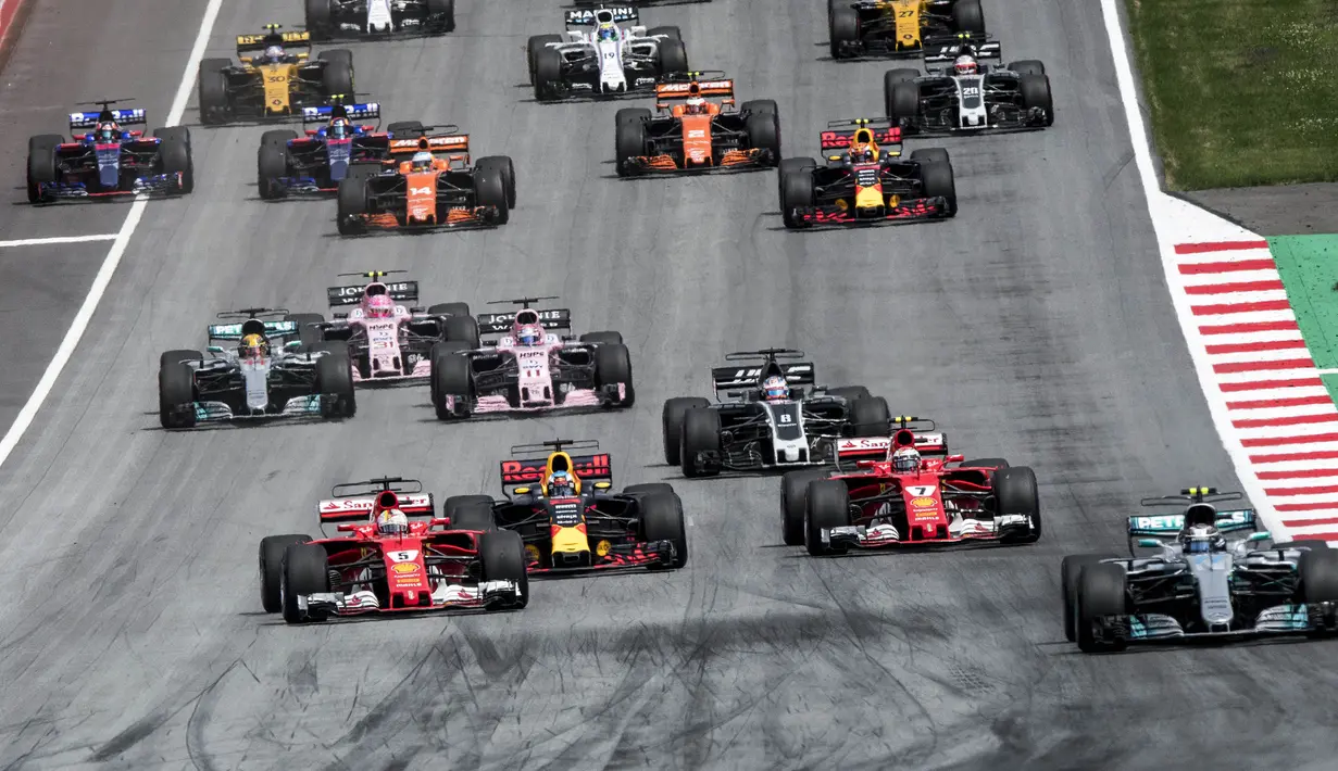Pebalap Mercedes, Valtteri Bottas,  berada di poisisi pertama F1 GP Austria di Sirkuit Red Bull Ring, Minggu (9/7/2017). Valtteri Bottas menjadi yang tercepat dengan catatan waktu 1 jam 21 menit 48,527 detik. (EPA/Christian Bruna)