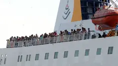 Penumpang berada di KM Dharma Ferry VII saat tiba di Dermaga Gapura Surya Nusantara, Pelabuhan Tanjung Perak, Surabaya, Jawa Timur, Kamis (30/5/2019). Memasuki H-6 Idul Fitri, pemudik yang berasal dari luar pulau Jawa mulai berdatangan. (merdeka.com/Dwi Narwoko)