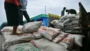 Aktivitas penurunan beras dari truk di pasar induk Cipinang, Jakarta, Selasa (27/12). Menteri Perdagangan (Mendag) Enggartiasto Lukita mengatakan, stok kebutuhan pokok pangan hingga akhir tahun akan cukup. (Liputan6.com/Angga Yuniar)