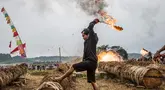 Un participant a allumé un canon en troncs d'arbres utilisant du carbure et de l'eau pour créer le son des explosions pendant le festival de Kuluwung, à Sukasirna, West Java, le 5 avril 2025. (Aditya Aji / AFP)
