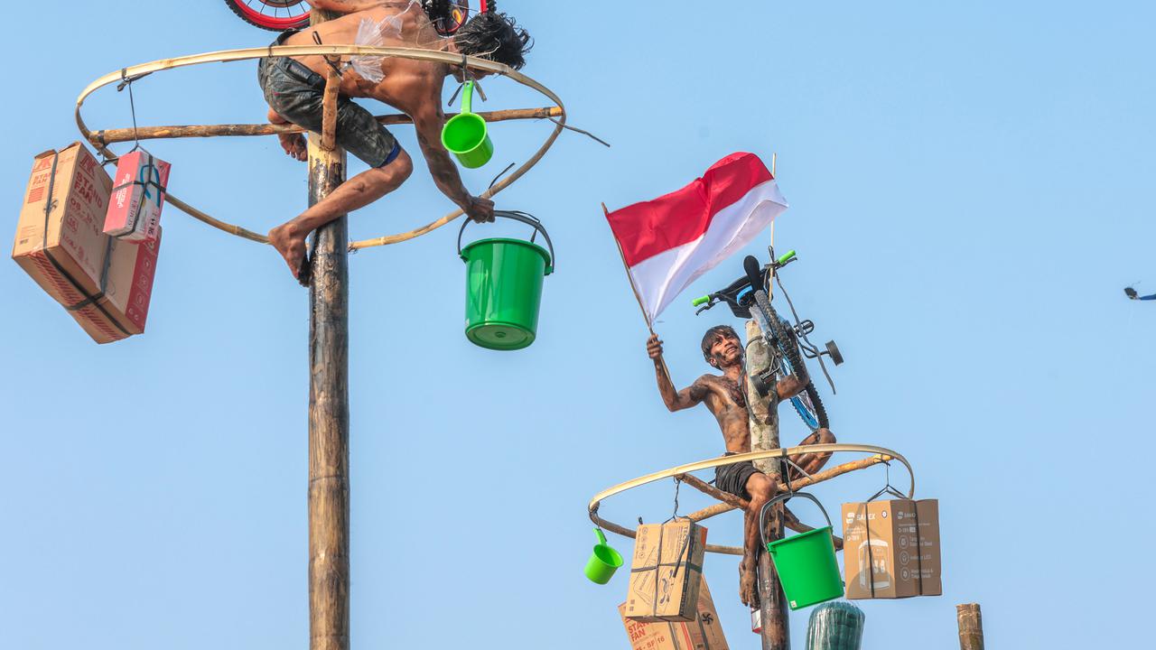 Panjat Pinang Meriahkan HUT ke-81 RI di Ancol