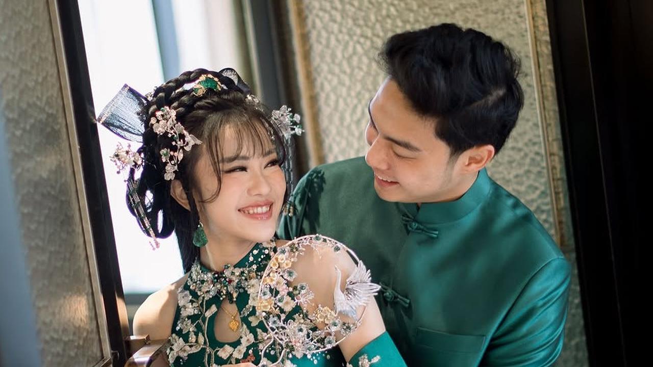 4 Potret Jessica Jane dan Erwin Phang di Acara Sangjit, Tampil Mesra dengan Outfit Khas Mandarin Bernuansa Hijau