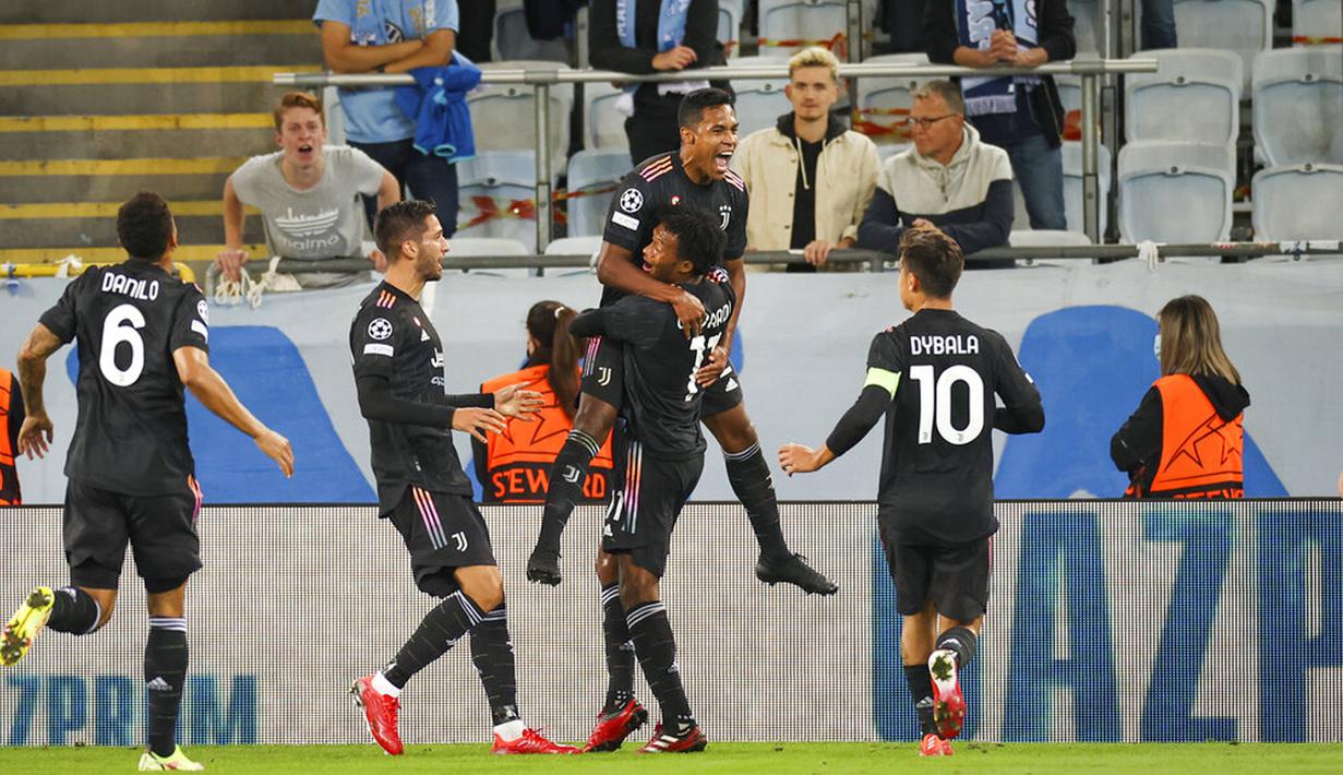 Pemain Juventus Alex Sandro (atas) merayakan dengan rekan setimnya usai mencetak gol ke gawang Malmo pada pertandingan Grup H Liga Champions di Malmo New Stadium, Malmo, Swedia, Selasa (14/9/2021). Juventus menang 3-0. (Andreas Hillergren/TT News Agency via AP)