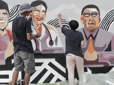 Sejumlah pekerja menyelesaikan mural di lokasi Taman Pandang Istana Jalan Medan Merdeka Utara, Jakarta, Jumat (29/7). Jelang diresmikan, Taman Pandang Istana di Jalan Medan Merdeka Utara mulai dihias. (Liputan6.com/Yoppy Renato)