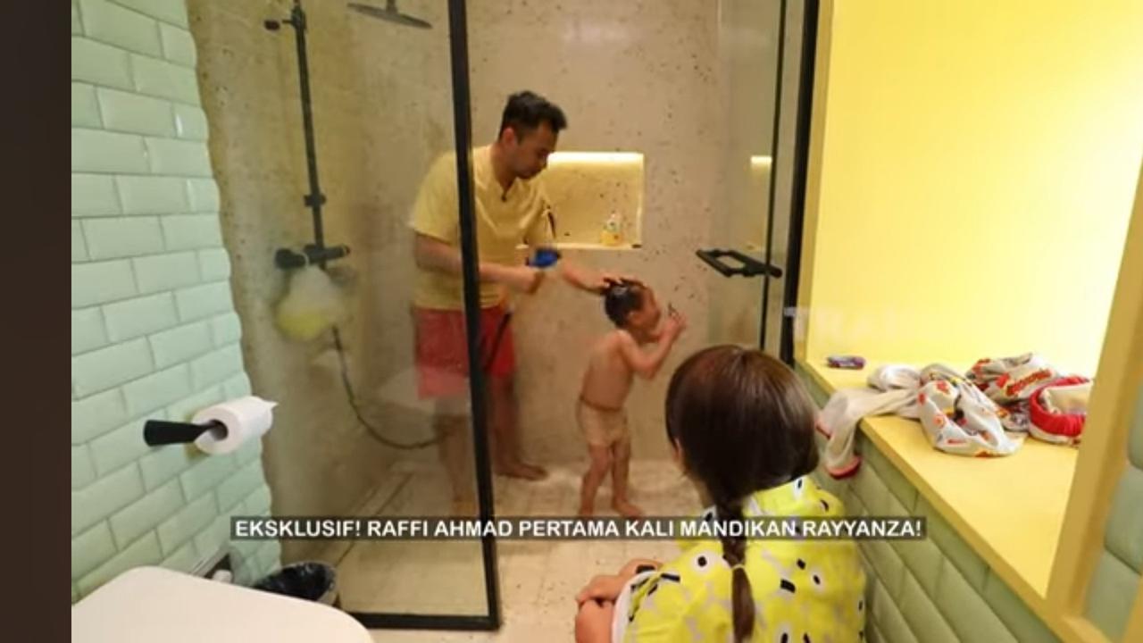 Potret Raffi Ahmad Cuci Mobil Sampai Mandikan Rayyanza, Selalu Luangkan Waktu Meski Sibuk Jadi Artis, Pengusaha & UKP