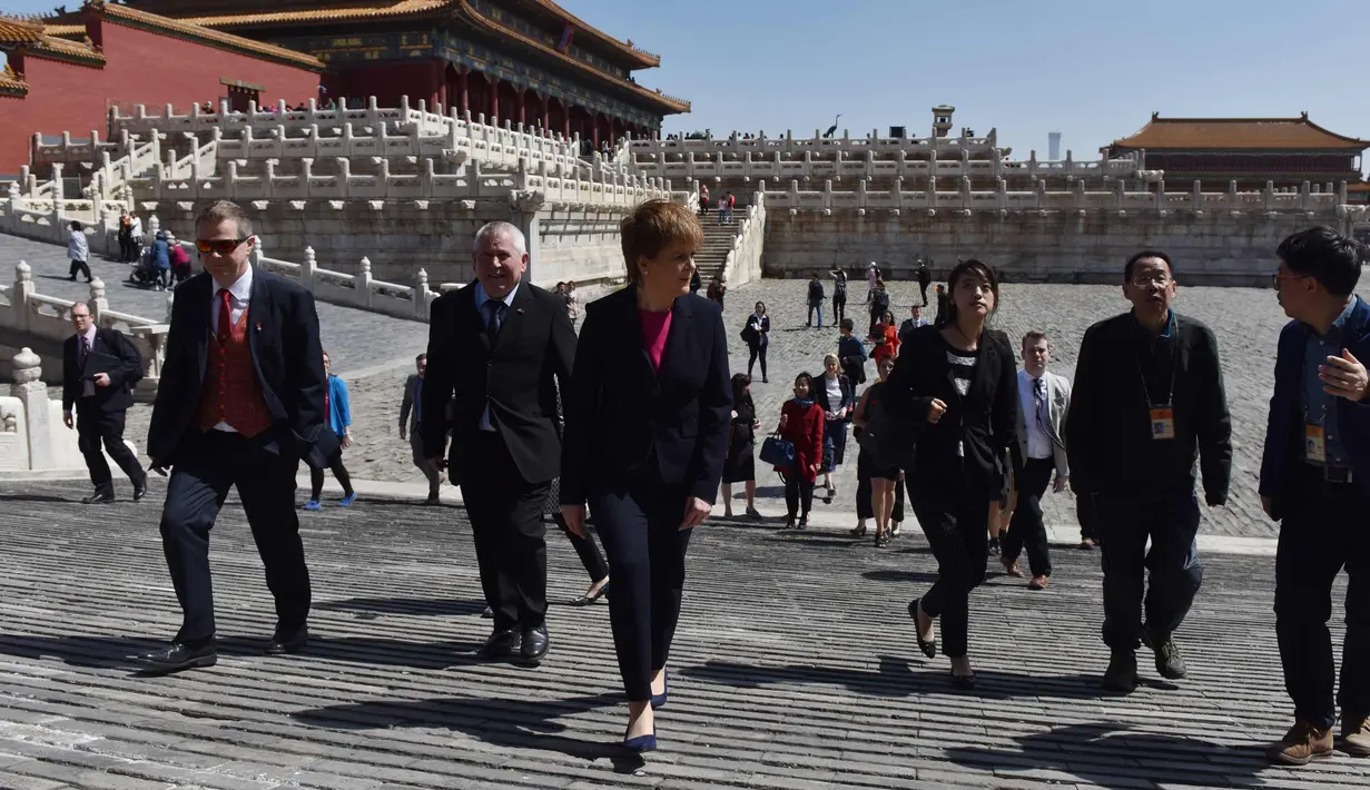 Perdana Menteri Skotlandia Nicola Sturgeon melihat suasana Kota Terlarang di Beijing (10/4). Sturgeon berada di China dalam kunjungannya selama enam hari. (AFP Photo/Greg Baker)