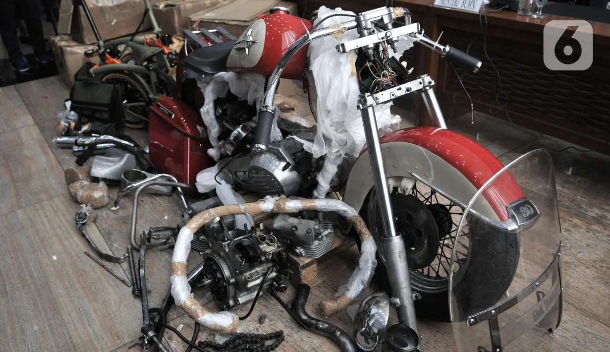 Onderdil motor Harley Davidson dan sepeda Brompton yang diselundupkan menggunakan pesawat baru milik Garuda Indonesia saat konferensi pers di Kementerian Keuangan, Jakarta, Kamis (5/12/2019). Harley Davidson dan sepeda Brompton diselundupkan dari Prancis ke Indonesia. (merdeka.com/Iqbal S Nugroho)