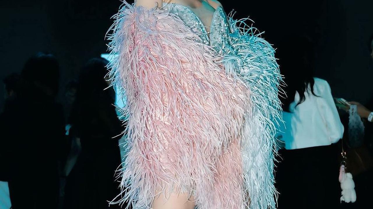 7 Potret Cinta Laura Pakai Baju Berbulu di Jakarta Fashion Week, Bagai Angel di Victoria Secret