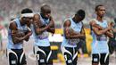 Tim Botswana terlihat kedinginan saat hujan sebelum dimulainya nomor estafet 4x400 meter putra dalam ajang Kejuaraan Dunia Atletik 2025 di Tokyo, Jepang, Minggu (21/09/2025). (AP Photo/Eugene Hoshiko)