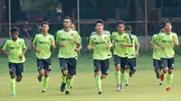 Bek Persebaya Surabaya, Otavio Dutra, tampak berlatih bersama para pemain muda Bajul Ijo. (Bola.com/Aditya Wany)