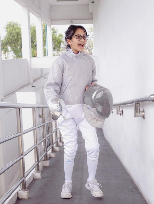 Antusiasme Abbey, sebelum memasuki ruangan pertandingan. Putri Artika Sari Devi dan Baim ini sudah siap bertanding. (Foto: Instagram/@artikasaridevi)