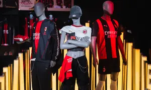 Jersey AC Milan musim 2026/27 rancangan PUMA debut global di Jakarta. (dok. PUMA)