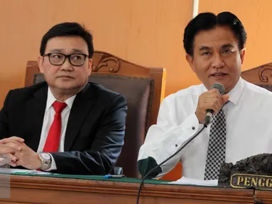 Pengacara Yusril Ihza Mahendra (kanan) mewakili sidang pra peradilan mantan Mentri BUMN Dahlan Iskan, Jakarta, Senin (27/7/2015). Dahlan Iskan ditahan oleh kejari terkait kasus Pembangunan Gardu Listrik di Jawa dan Bali. (Liputan6.com/Helmi Afandi)