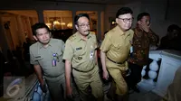 Wagub DKI Djarot Saiful Hidayat (tengah) bersama Mendagri, Tjahjo Kumolo jelang serah terima nota penugasan di Balai Agung Jakarta, Selasa (9/5). Djarot menjabat Plt Gubernur hingga masa jabatannya habis, Oktober 2017. (Liputan6.com/Helmi Fithriansyah)