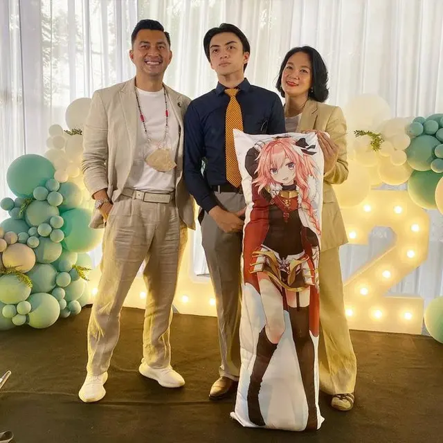 6 Momen Wisuda Arka Anak Anjasmara dan Dian Nitami, Dapat Kado Bantal Anime