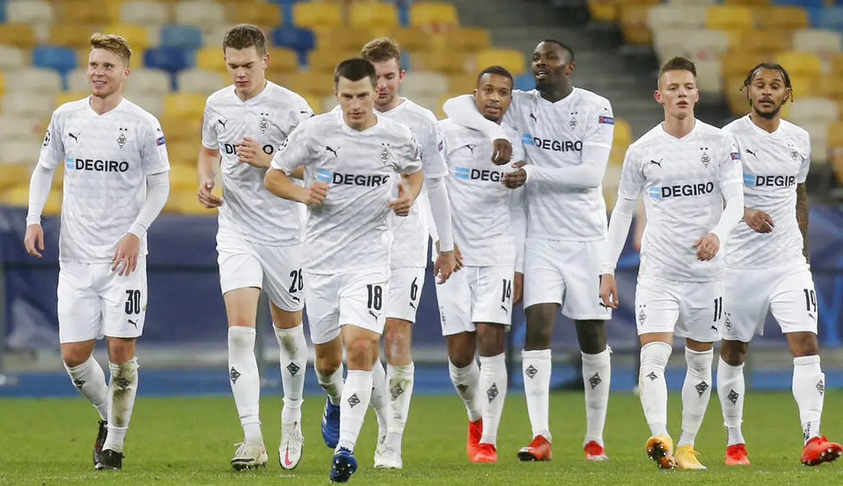 Para pemain Borussia Moenchengladbach merayakan gol yang dicetak oleh Alassane Plea ke gawang Shakhtar Donetsk pada laga Liga Champions di Stadion Olimpiyskiy, Selasa (3/11/2020). Moenchengladbach menang dengan skor 6-0. (AP/Efrem Lukatsky)