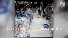 Akibat lupa mematikan mesin motor, bapak dan anak ini terabas pintu kaca swalayan.