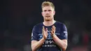 Kevin De Bruyne - Pemain asal Belgia ini merupakan penyerang andalan Pep Guardiola di Manchester City ini selama bertahun-tahun. Maka tak mengherankan jika De Bruyne menerima upah paling tinggi di City dengan angka mencapai 400 ribu pound sterling atau setara Rp7,8 miliar per pekan. (AFP/Glyn Kirk)