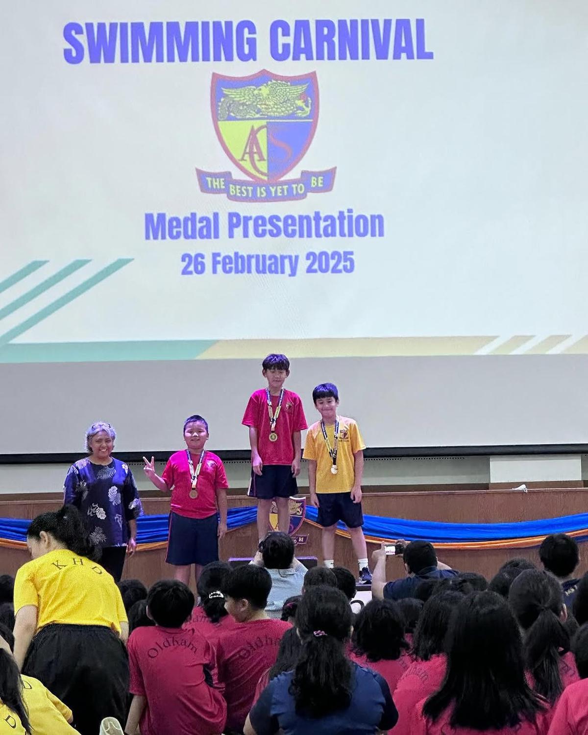 Potret Rafathar Sukses Raih Medali Emas saat Lomba Renang di Sekolah, Netizen: Keren Banget Aa