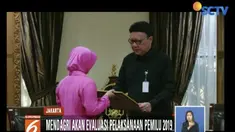 Mendagri Tjahjo Kumolo memberikan penghargaan pada 22 anggota Polri yang gugur saat bertugas untuk Pemilu 2019.