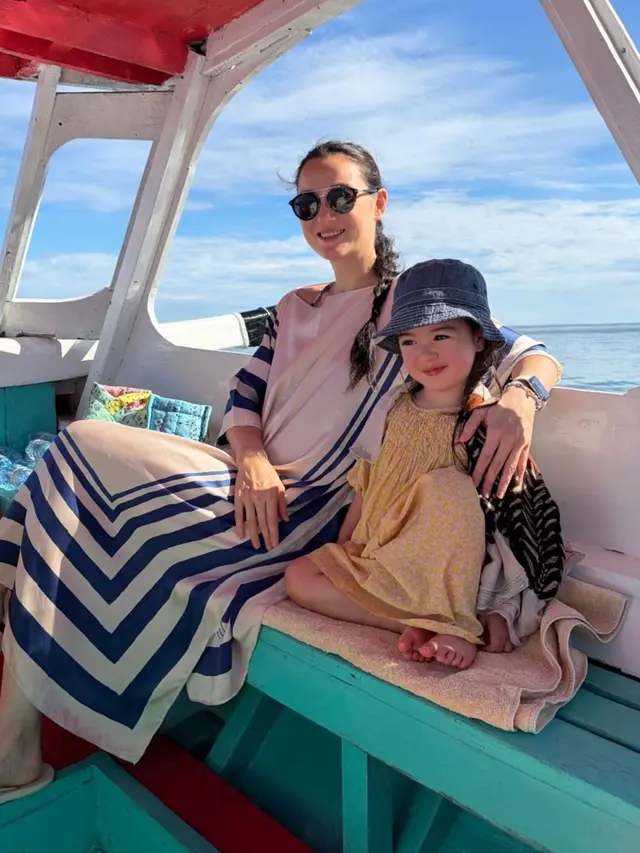Julie Estelle Sedang Hamil Anak ke-2 saat liburan ke Lombok. [@julstelle]
