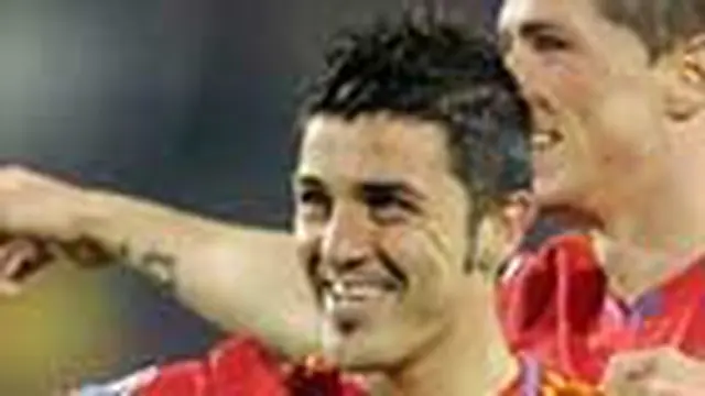 David Villa menjadi pahlawan kemenangan Spanyol lewat dua golnya yang menggulung Honduras 2-0 (1-0) di Johannesburg. Sayang kesempatan emas menciptakan hat-trick dibuang percuma.