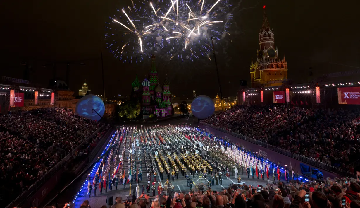Ledakan kembang api hiasi langit saat seluruh penampil dalam festival musik berbaris di Lapangan Merah, Moskow, Rusia (3/9). Setiap harinya acara festival di Red Square ini dipenuhi lebih dari 7.000 penonton. (Ivan Sekretarev/AP)