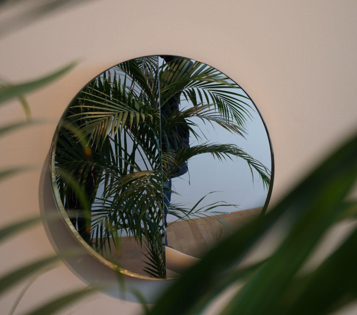 Sesuai dengan namanya,&nbsp;mirror writing&nbsp;adalah kegiatan menulis dengan huruf biasa, tetapi posisinya terbalik sehingga jika ingin membaca tulisan itu dengan baik, diperlukan cermin.<br>
