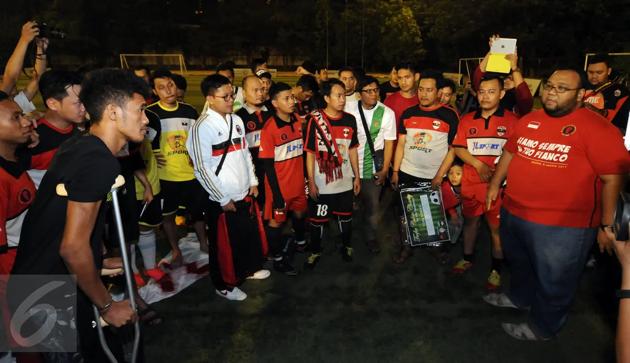 Salah satu perwakilan kelompok suporter memberikan sambutan usai Trofeo Calcio Charity yang digelar di Lapangan Pertamina Simprug, Jakarta, Sabtu (11/7/2015). Turnamen tersebut merupakan laga amal untuk Alfin Tuasalamony. (Liputan6.com/Helmi Fithriansyah)