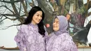 Titi Kamal terlihat luar biasa memesona mengenakan lace dress penuh payet ini. Dress ini memiliki detail kerah cheongsam. Sang ibunda memadukan penampilannya dengan hijab sederhana berwarna abu-abu senada. Foto: Instagram.