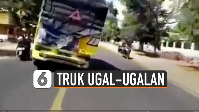 Beredar video truk ugal ugalan dijalan menyenggol pengendara motor. Kejadian itu terjadi di wilayah Situbondo, Jawa Timur.