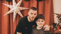 Kiper MU, David de Gea bersua foto bersama Luca untuk merayakan Natal bersama di Rumah Sakit Manchester. (Instagram/Manchester united)